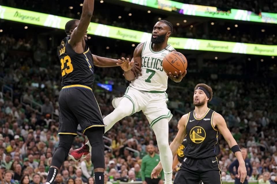 Jaylen Brown anotó otros 21 para unos Celtics que llegaron en ventaja a los últimos cuatro minutos con las gradas del TD Garden convertidas en una olla a presión.