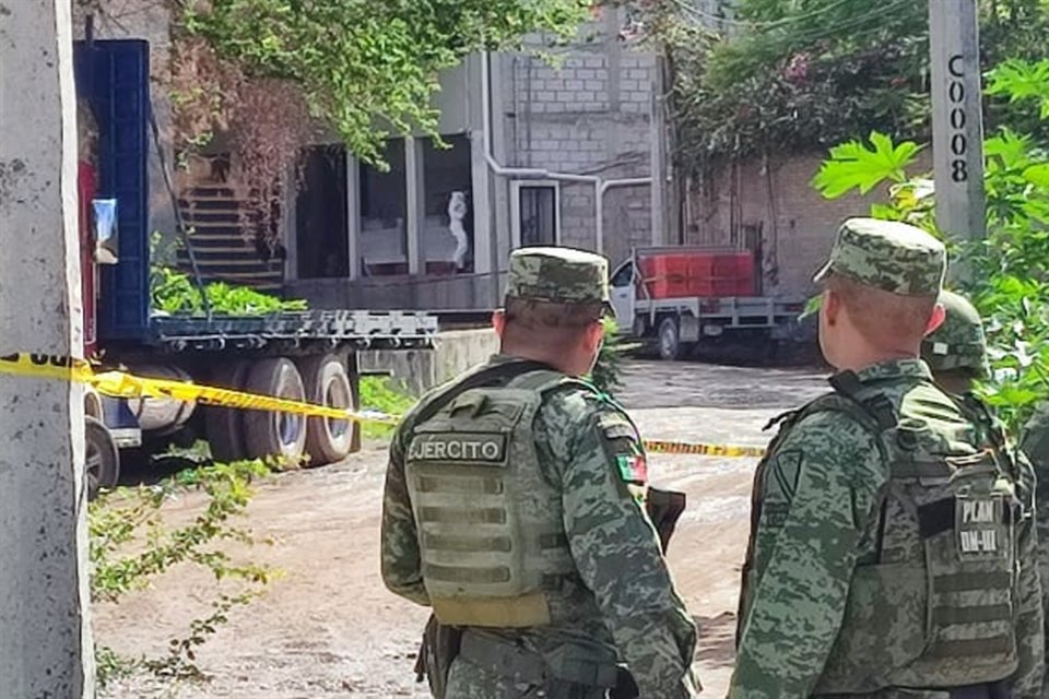 Se informó que los individuos ingresaron a la bodega y masacraron a los cinco que estaban pelando los pollos.