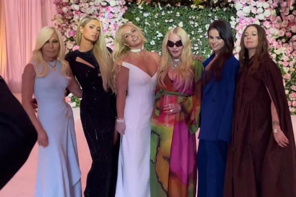 Britney Spears estuvo acompañada de Drew Barrymore, Selena Gómez, Madonna, Paris Hilton y Donatella Versace.