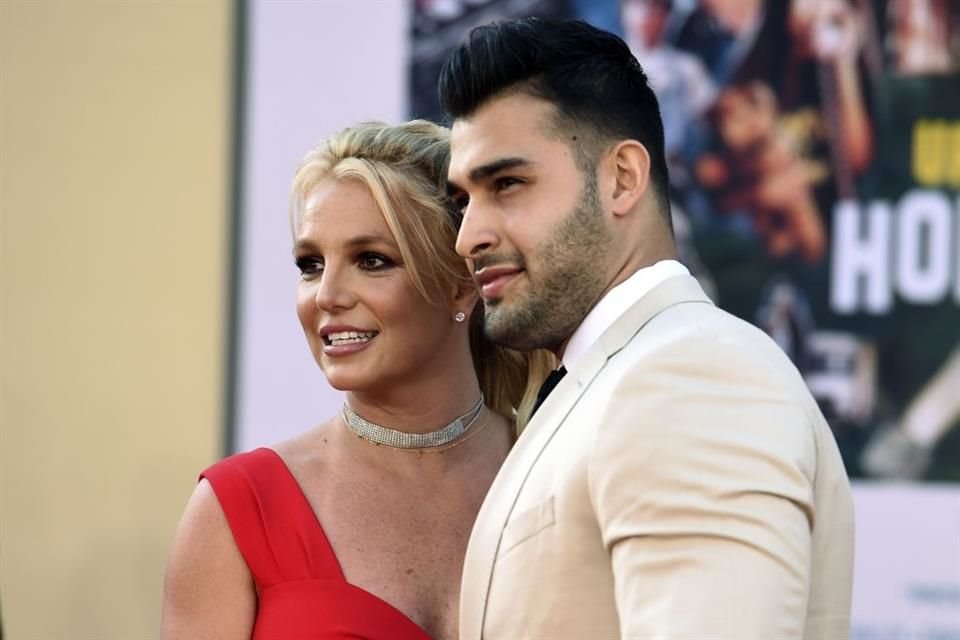 Tras celebrar su boda, Britney Spears y Sam Asghari fueron captados paseando en la ciudad de Los Ángeles en un auto cubierto de flores.