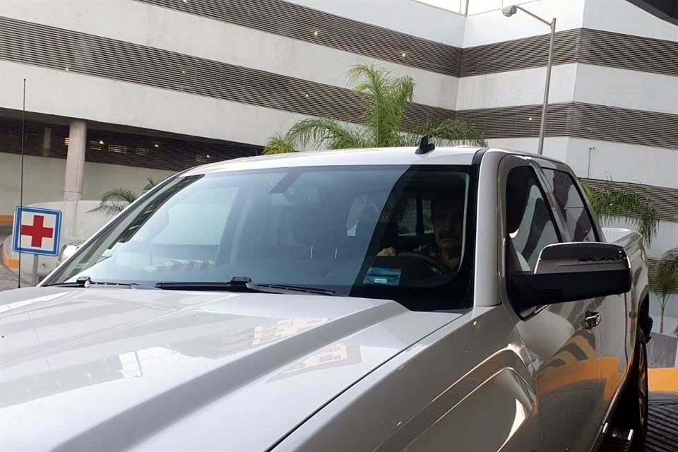 Poco antes de las 20:00 horas, el ex Secretario de Salud Manuel de la O llegó en una camioneta blanca al hospital privado. 