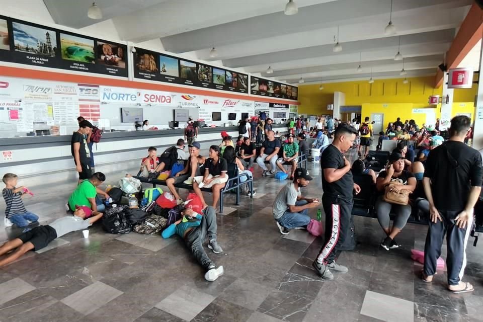 Decenas de migrantes acampan en la Central de Autobuses de Saltillo o en sus alrededores en busca de llegar a la frontera norte de México con Estados Unidos.