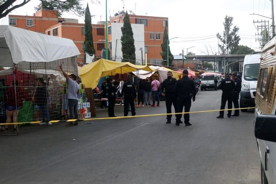 Un hombre fue asesinado con arma de fuego mientras caminada por un tianguis en Santa María Aztahuacán, Iztapalapa.