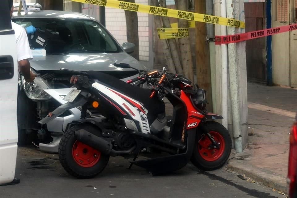 Dos hombres que iban a bordo de una motocicleta fallecieron tras estrellarse contra un vehículo en la Calle Lago Zirahuén.