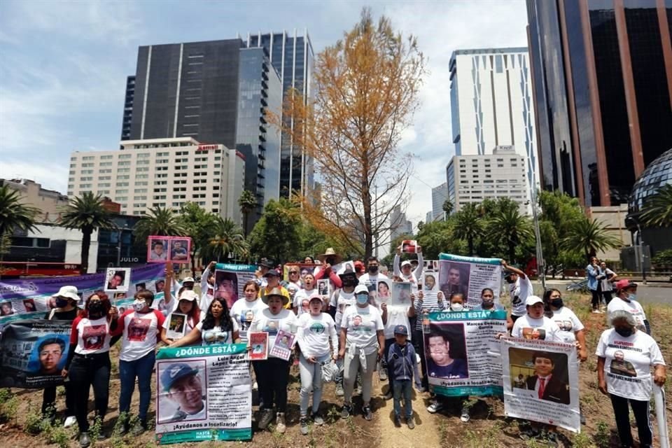 Familiares de desaparecidos colocaron un memorial con estructuras de metal y cemento alrededor de ahuehuete; mujeres se sumaron a causa.