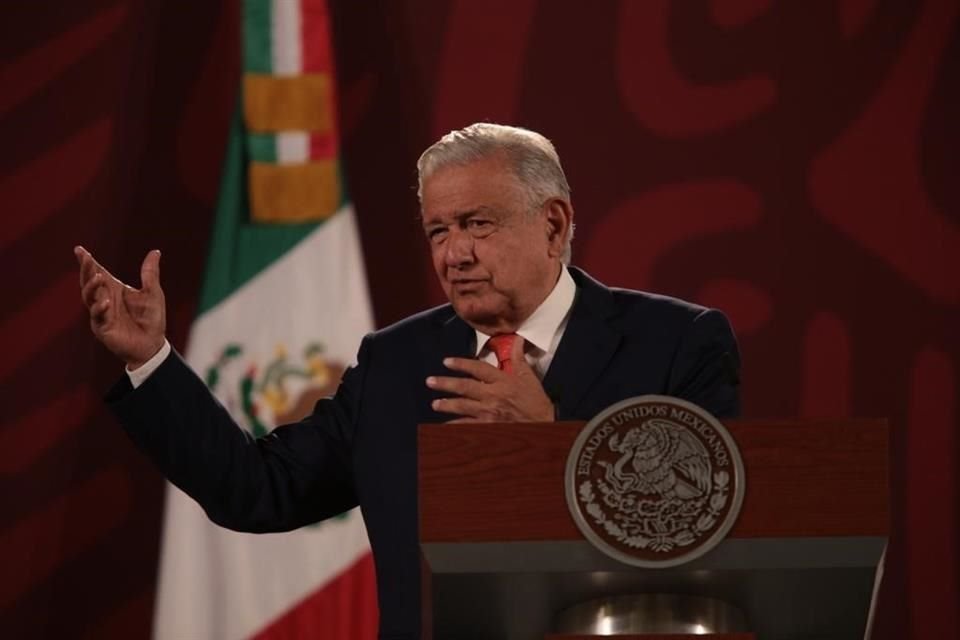 El Presidente en conferencia de prensa.