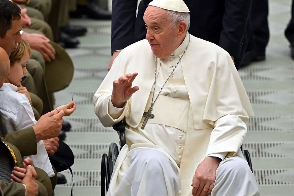 El Papa Francisco ha tenido que usar una silla de ruedas durante el último mes por su dolor en la rodilla.