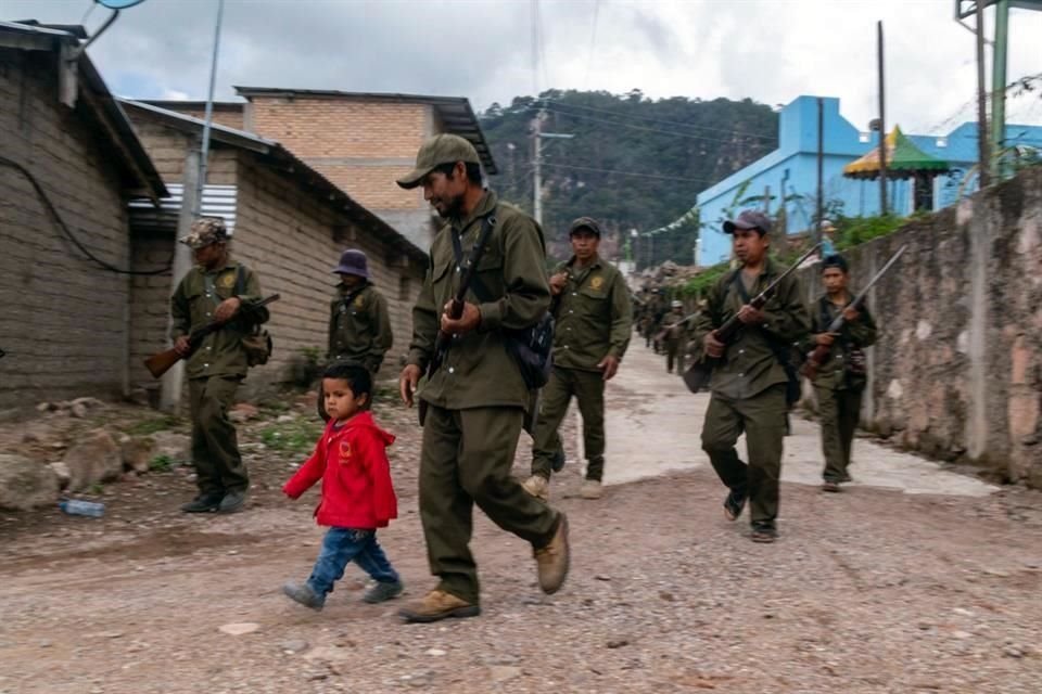 Un niño acompañó a un policía comunitario en calles de Ayahualtempa, localidad asediada por Los Ardillos, en Guerrero.