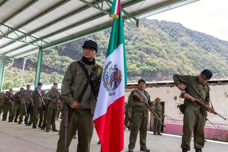 En la cancha de la localidad, con armas en mano, urgieron a las autoridades su intervención para apoyarlos en su lucha contra el crimen organizado.