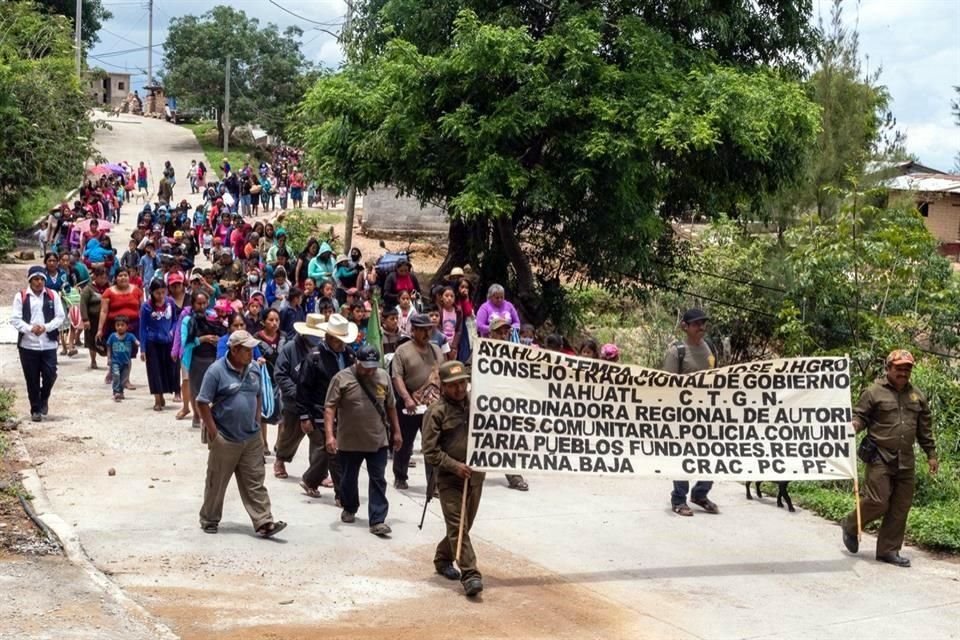 La marcha ocurrió en la Montaña baja, zona que aseguran ha registrado la desaparición de al menos 13 personas, en específico en Ayahualtempa, en los últimos 3 años, sin que nadie investigue.