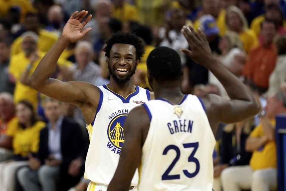 Andrew Wiggins siendo felicitado por Draymond Green