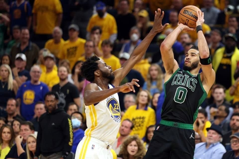 Jayson Tatum (0) fue el mejor artillero del partido, con 27 unidades y 10 rebotes.