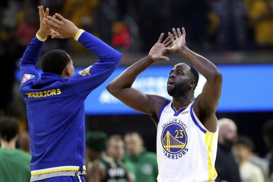 Draymond Green celebrando con el mexicano Juan Anderson Toscano, quien no tuvo participación en el juego.