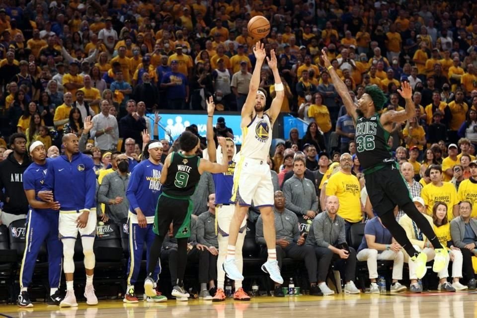 Klay Thompson metió 5 de 11 triples que intentó.