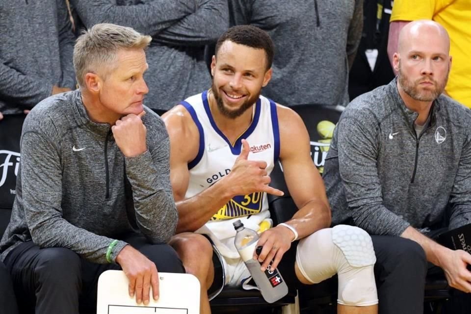 Pese a que no anotó ningún triple, Curry se mostró sonriente.