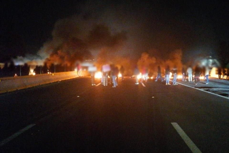 Pobladores bloquearon la Autopista México-Puebla para exigir la búsqueda y aparición con vida de un menor plagiado.