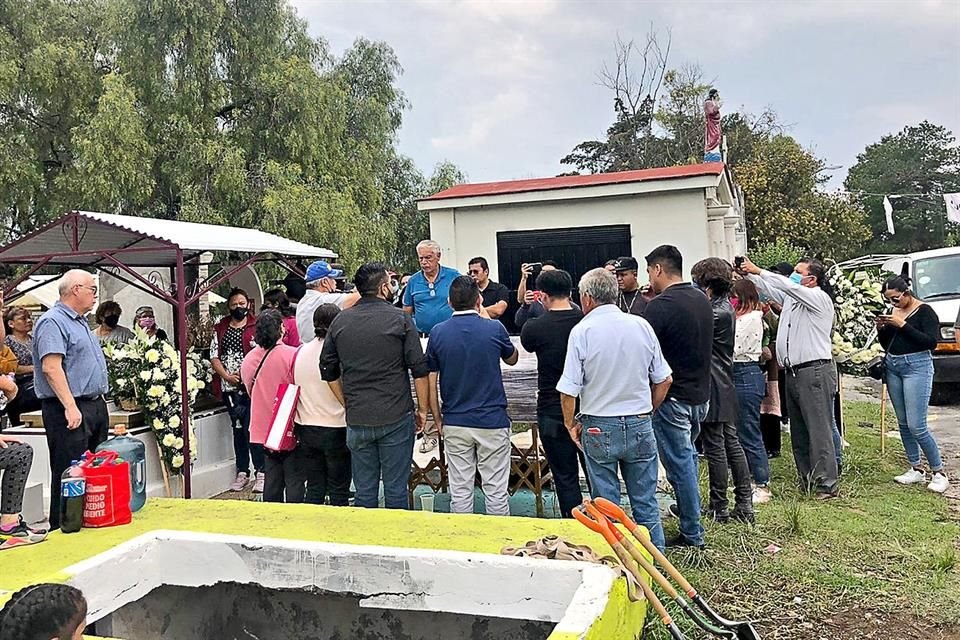 Daniel Picazo, asesor del PAN en la Cámara de Diputados, fue sepultado ayer en el Panteón Civil de San Nicolás Tolentino, en Iztapalapa.