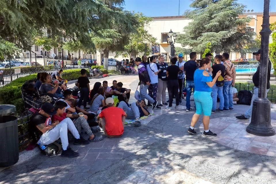 Migrantes acudieron al Palacio de Gobierno de Coahuila para exigir ver al Gobernador Miguel Ángel Riquelme.