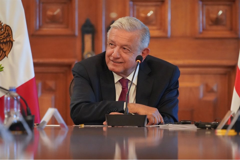 El Presidente Andrés Manuel López Obrador en su reunión con John Kerry. 