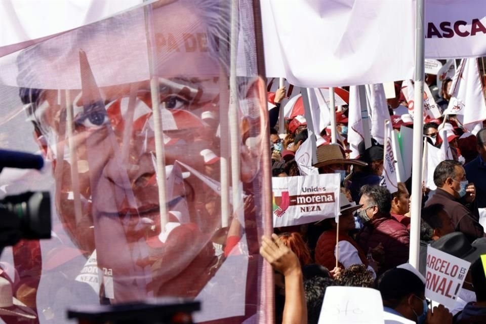 Mantas y banderolas portaron los simpatizantes de Morena.