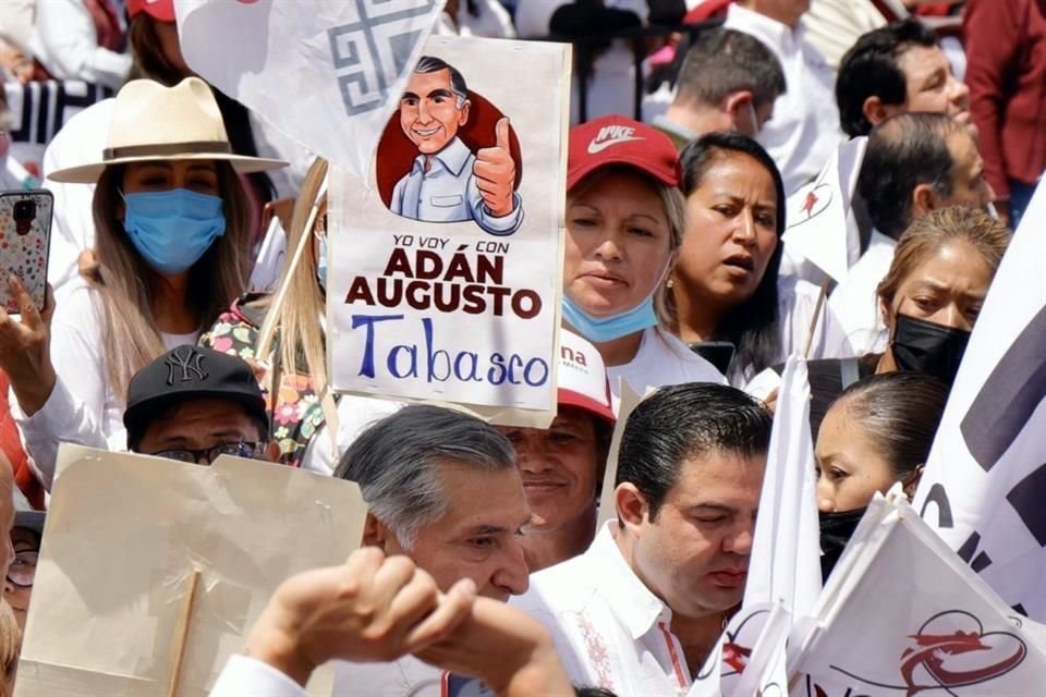 Cientos de simpatizantes del Secretario de Gobernación acudieron desde Tabasco.