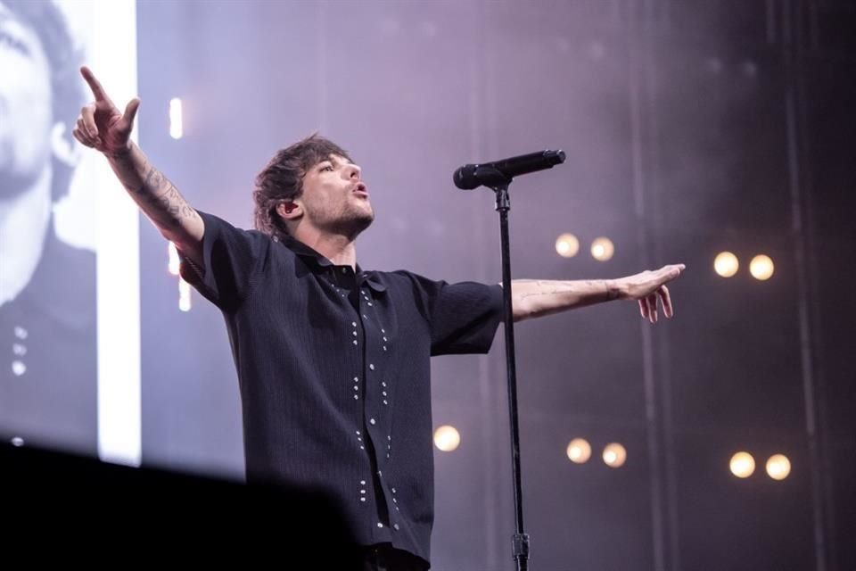 El ex One Direction, Louis Tomlinson, se robó la noche en el Pepsi Center, que hasta acabó lanzándose al público.