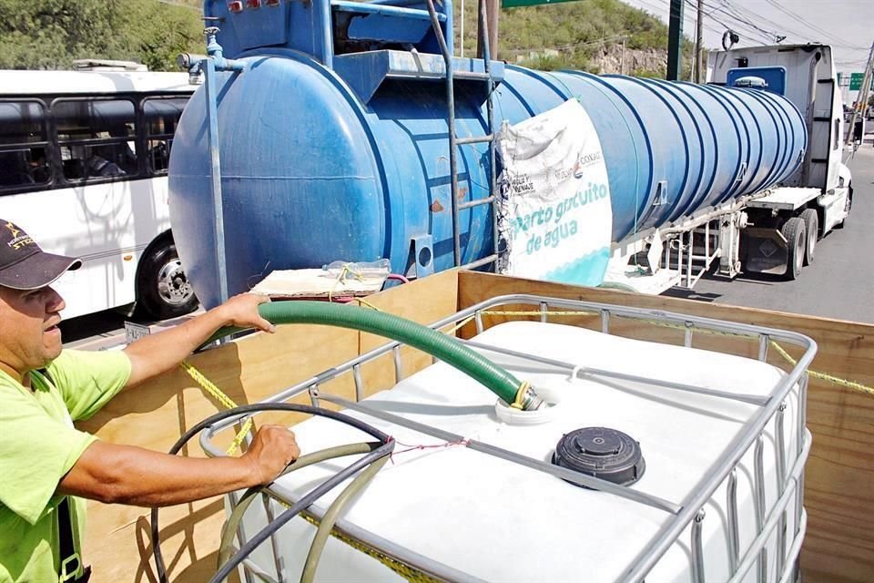 El desabasto ha provocado en diversas regiones protestas, bloqueos y hasta robo del líquido.