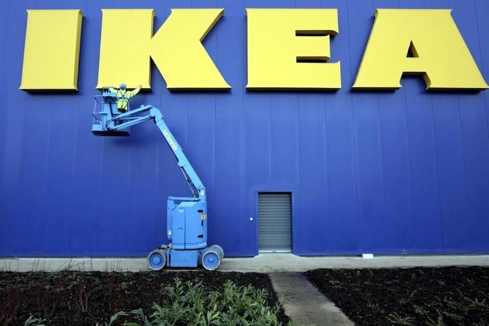 El minorista de muebles sueco IKEA introdujo un chatbot de servicio al cliente en 2021 para atender consultas sencillas. En lugar de recortar puestos de trabajo, IKEA volvió a capacitar a 8 mil 500 trabajadores de servicio al cliente para que se encargaran de tareas y llamadas complicadas.