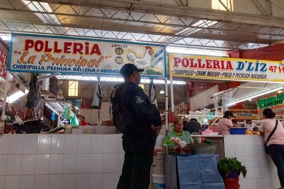 Policías realizan rondines en pollerías del mercado de Chilpancingo.