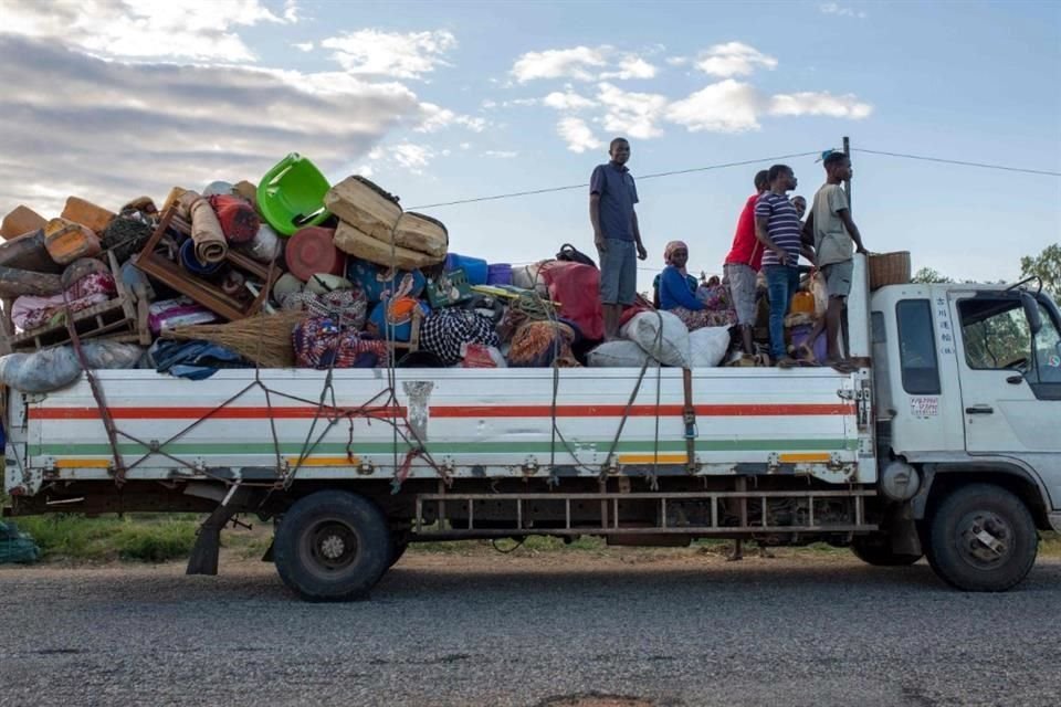 Personas huyen de sus hogares en Mozambique.
