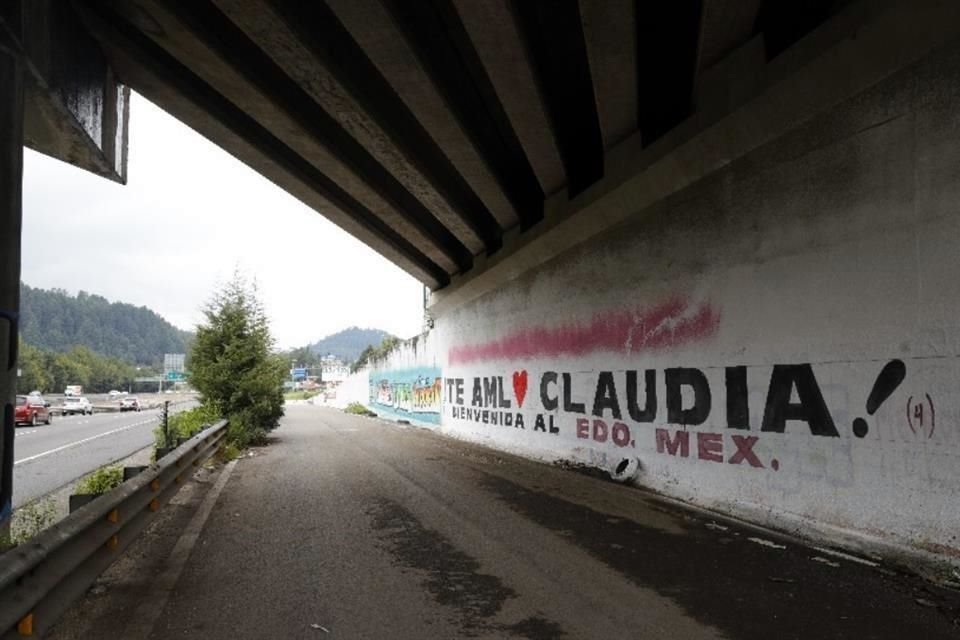 En puentes viales de la México-Toluca fueron pintadas bardas de apoyo a la Jefa de Gobierno capitalina.