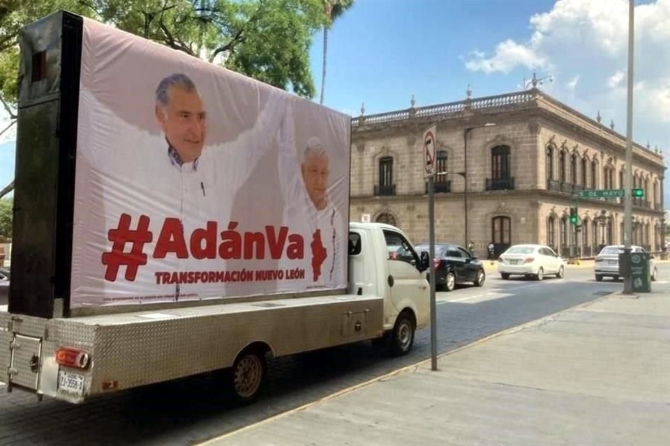 A través de vallas publicitarias se promociona al Secretario de Gobernación, Adán Augusto López. La imagen en Monterrey.