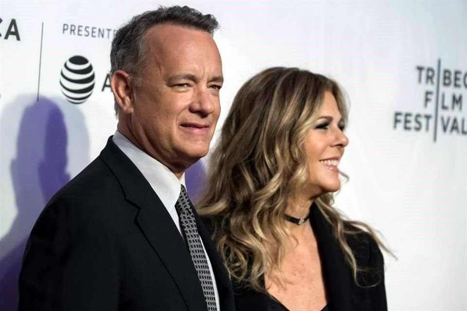 Tom Hanks enfureció cuando vio que algunos fanáticos hicieron que su esposa tropezara, los detuvo con la mano y les pidió que se alejaran.