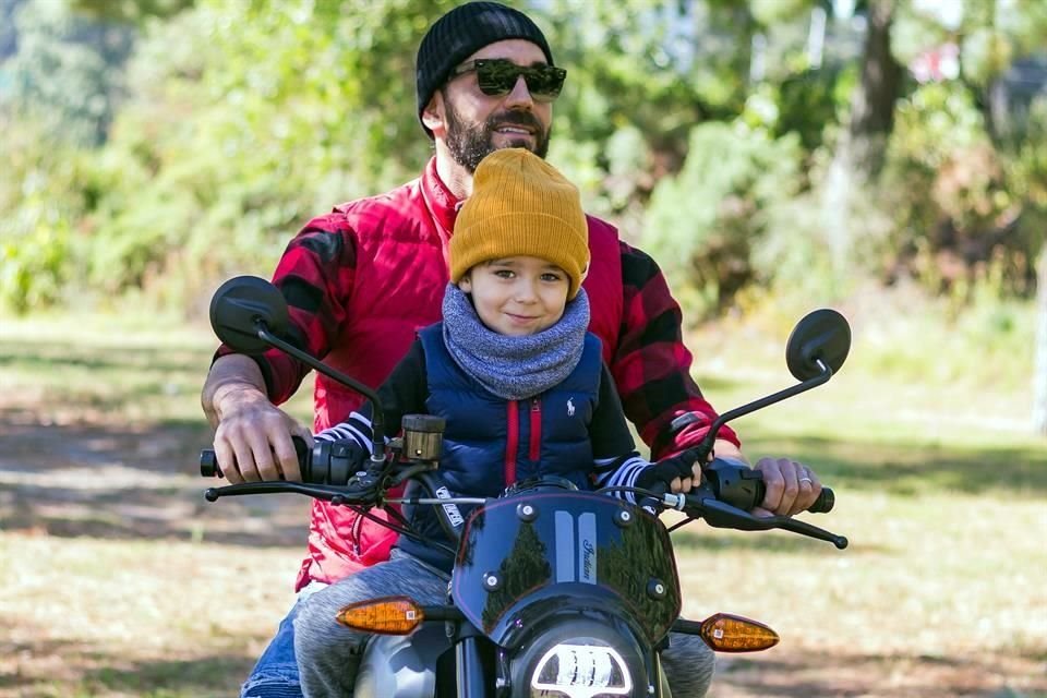 No hay mejor plan para el Día del Padre que compartir una actividad con tus hijos, y justo así celebrará la fecha el actor Marcus Ornellas: junto a su pequeño hijo Diego, y su inseparable moto.