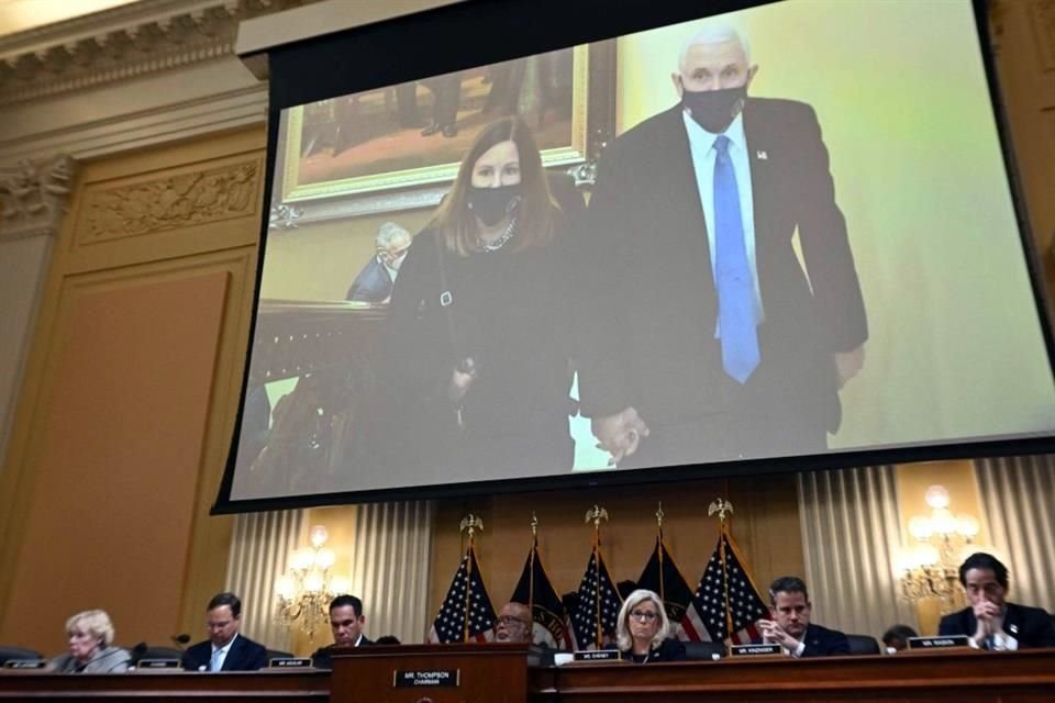 Imagen en pantalla muestra el entonces Vicepresidente Mike Pence y a su esposa Karen regresando al Capitolio una vez que la turba de trumpistas que pusieron en riesgo su vida fue desalojada.