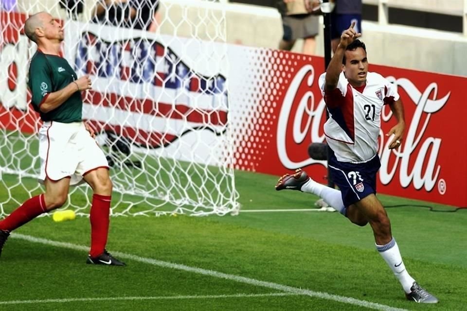 Landon Donovan celebra un gol marcado.