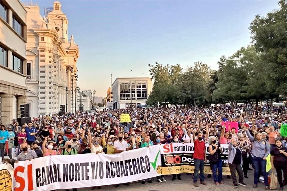 En Hermosillo, Sonora, así aparecieron pobladores en una marcha masiva, la cual se reportó de alrededor de 5 mil personas, en el centro de la ciudad para exigir agua a diario, constante, sin tandeos.