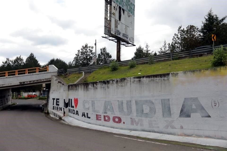 En medio de acusaciones por actos anticipados de campaña de Claudia Sheinbaum, ayer fueron borradas bardas promocionales con su nombre.