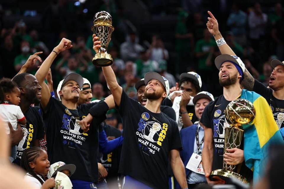 Stephen Curry y compañía celebran el título en Boston.