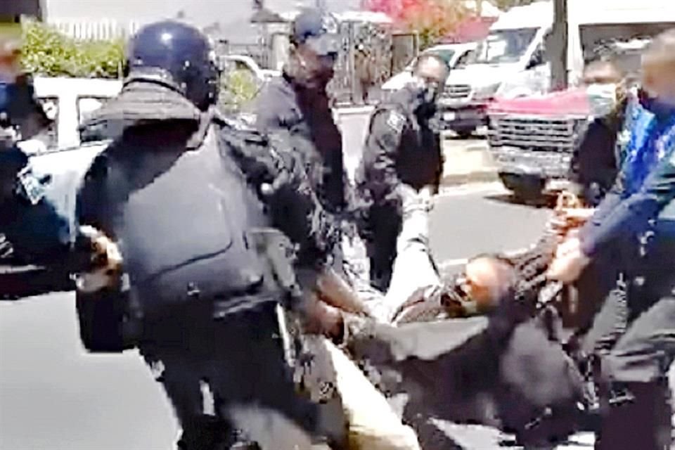 Agentes antimotines desalojaron a los inconformes de manera violenta; al menos tres personas fueron detenidas.