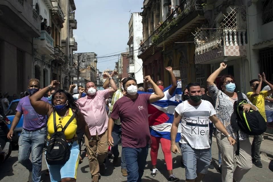 Cientos de cubanos salieron a las calles de La Habana y la vecina provincia de Mayabeque para protestar por el desabasto de alimentos y medicamentos, y exigir un cambio de Gobierno.