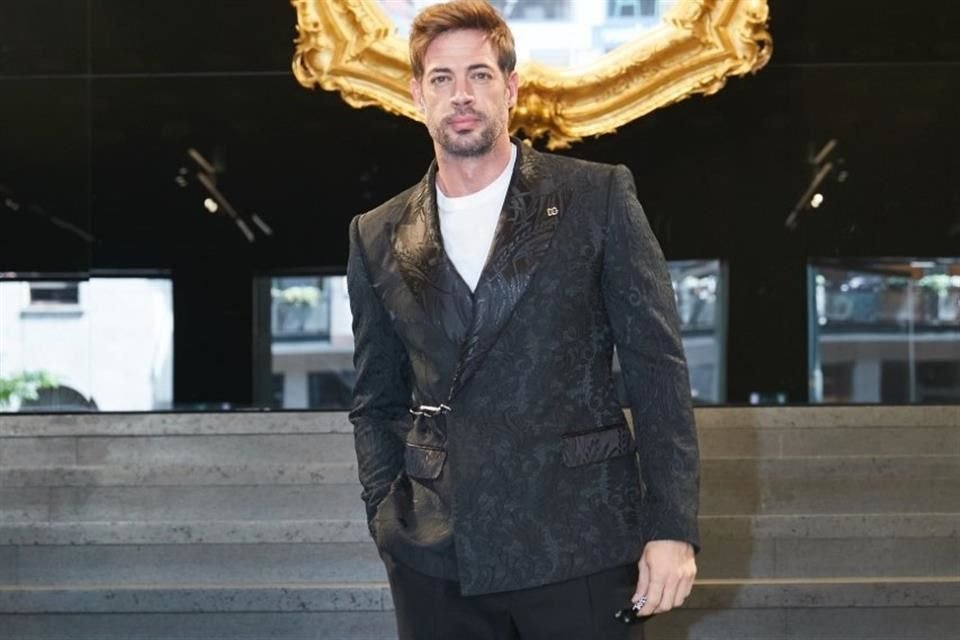 Durante la Semana de la Moda en Milán, William Levy asistió al desfile Dolce & Gabbana luciendo un glamouroso atuendo de la casa de moda.