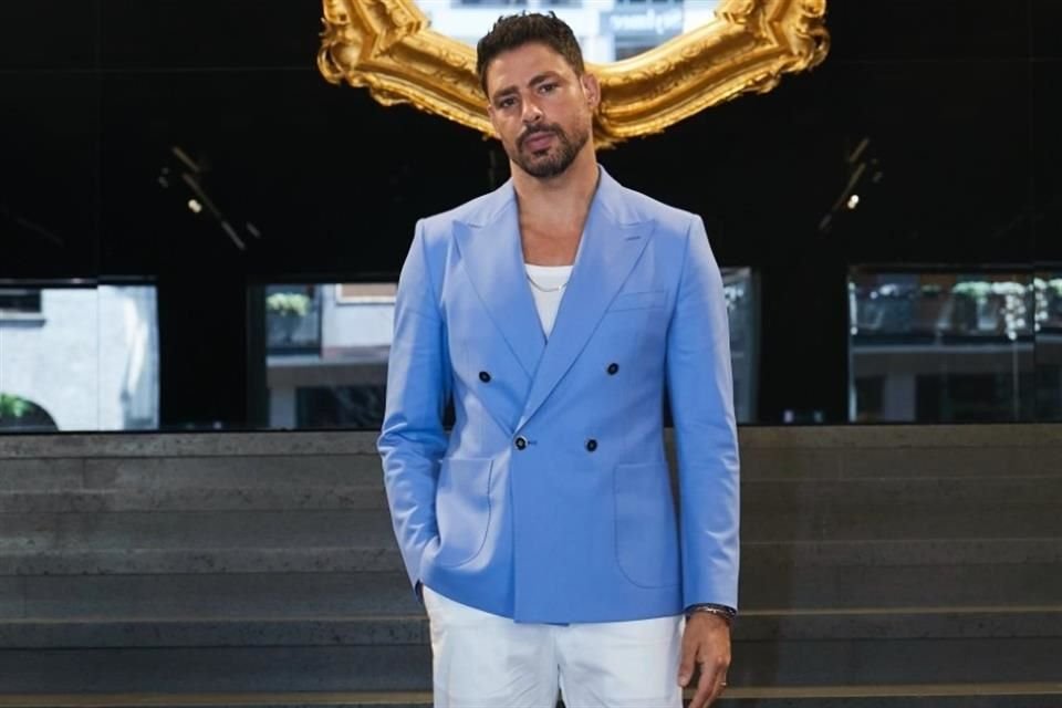 La estrella de Avenida Brasil, Cauã Reymond llegó con una chaqueta azul cruzada Portofino.