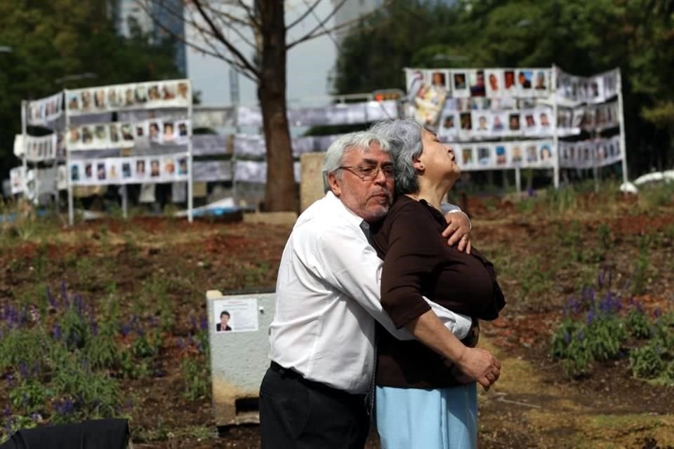 Familiares de desaparecidos invitaron a colectivo a presentar obra de teatro en Glorieta de Reforma; paseantes disfrutaron la escena.