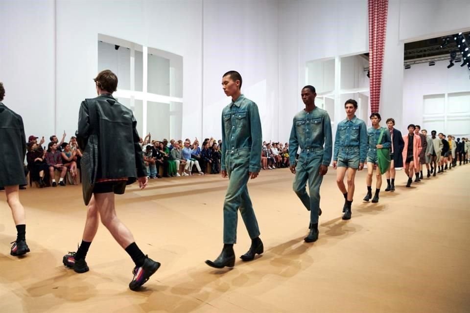 Miuccia Prada y Raf Simons presentaron 'Uomo SS23', su colección primavera/verano para hombre, ideal para regalar a papá en su día.