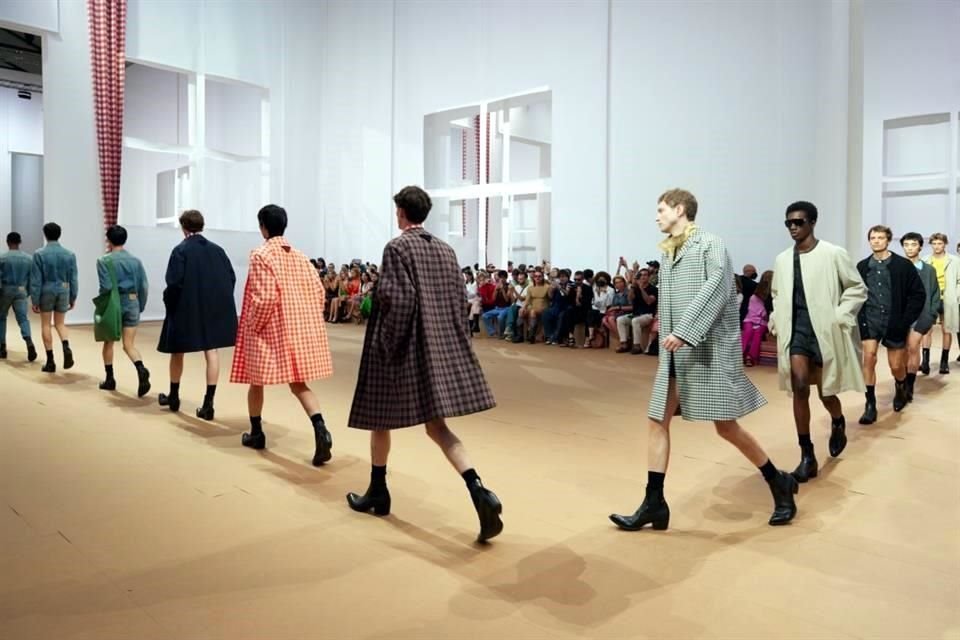 Miuccia Prada y Raf Simons presentaron 'Uomo SS23', su colección primavera/verano para hombre, ideal para regalar a papá en su día.