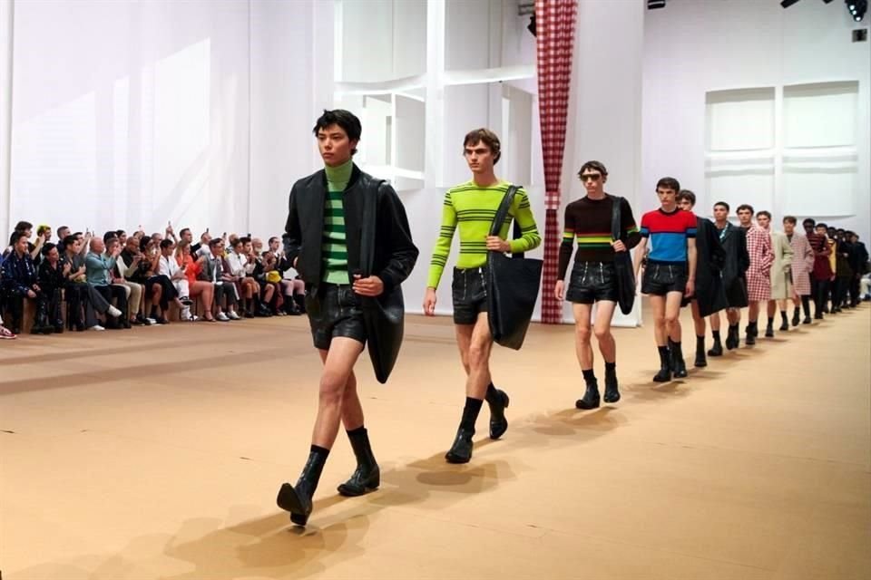 Miuccia Prada y Raf Simons presentaron 'Uomo SS23', su colección primavera/verano para hombre, ideal para regalar a papá en su día.