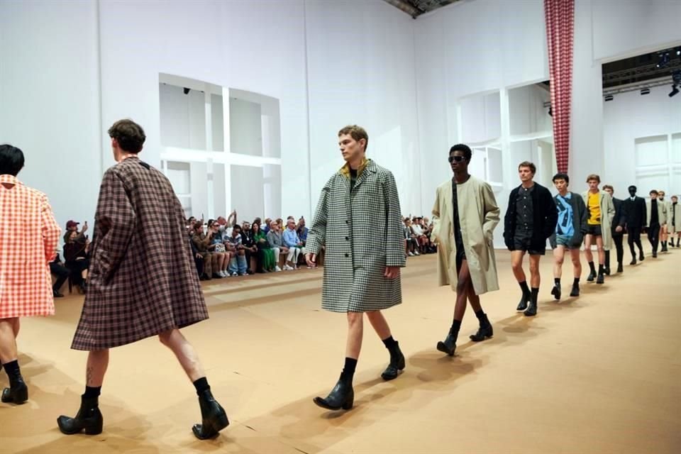 Miuccia Prada y Raf Simons presentaron 'Uomo SS23', su colección primavera/verano para hombre, ideal para regalar a papá en su día.