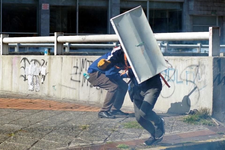 Manifestantes se enfrentan a la Policía en Quito.