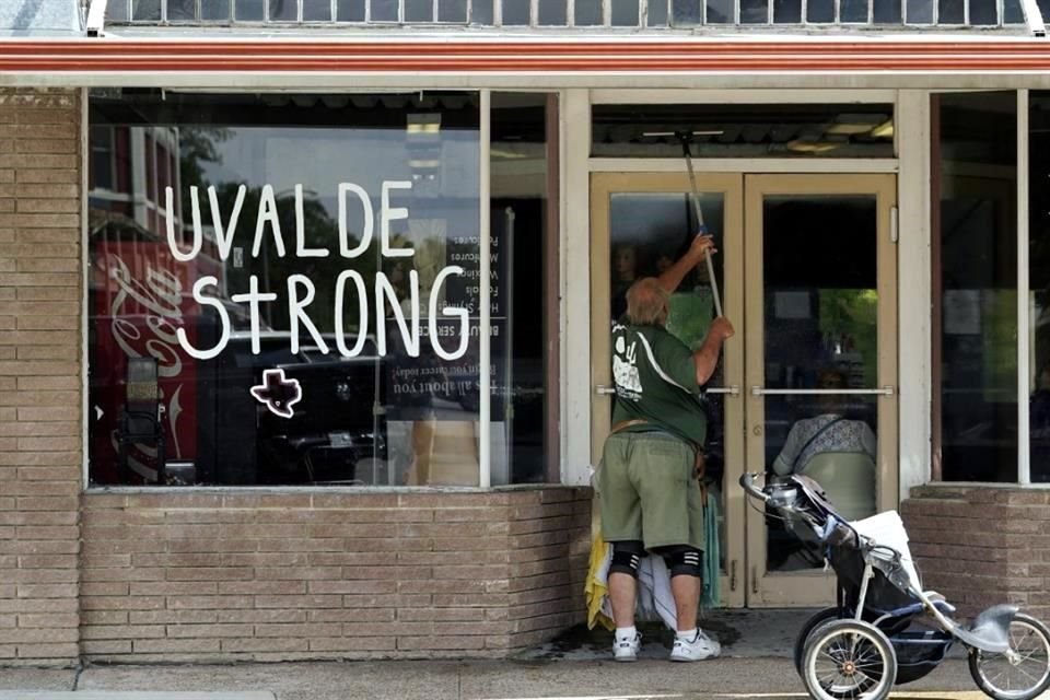 'Uvalde Strong'se lee en la ventana de un local en el centro de la ciudad texana que fue escenario de una mascre escolar.